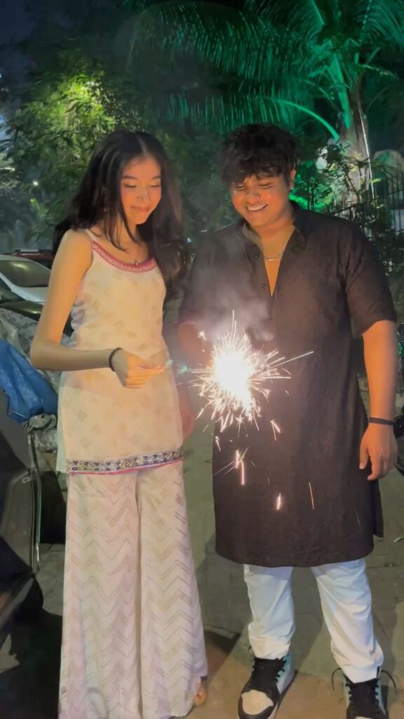 π Diwali Photoshoot Ideas for Couples | 7 Beautiful Poses 574d2bf8 93eb 44dd B3b2 Ea0f067b18f63442514426403421835 576x1024