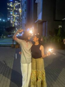 π Diwali Photoshoot Ideas for Couples | 7 Beautiful Poses Aa8900d8 23d3 43fd A5b2 F1f39c110e4b2865990543788890082 225x300